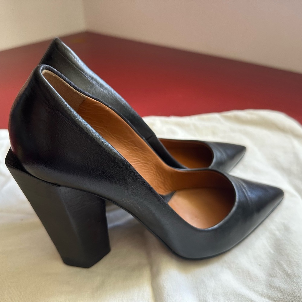 Fendi Black Leather Pumps - WOW! Point Toe with Block Heel, Size 37. Stunning!